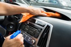 Wie reinigt man das Armaturenbrett eines Autos?