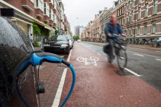 Können durch die Vernetzung von Autos mit E-Bikes und -Scootern Unfälle vermieden werden?